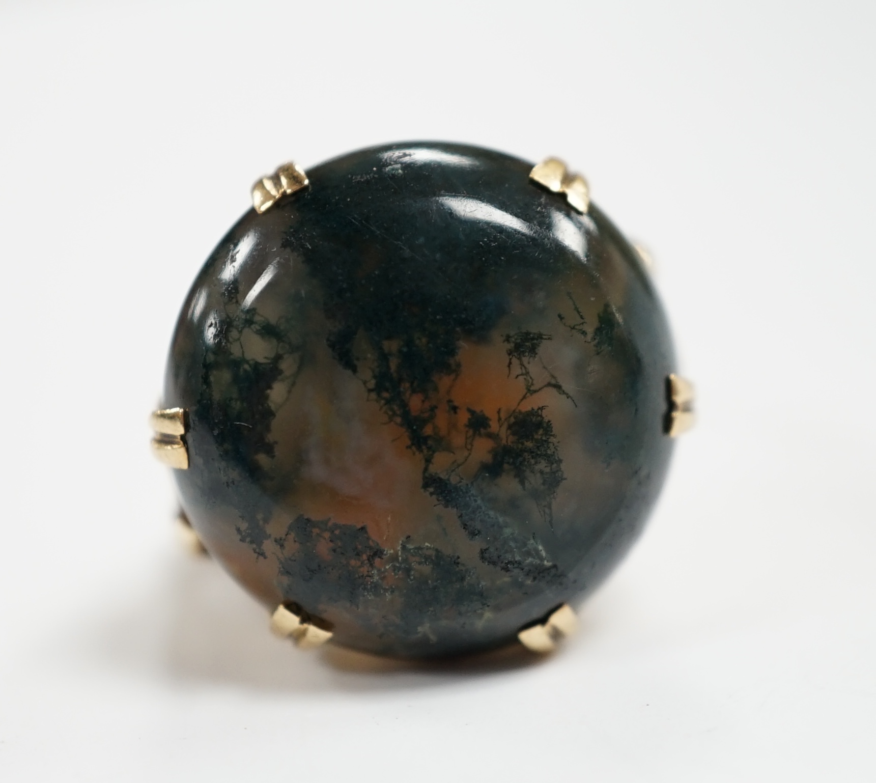 A modern 9ct gold and circular moss agate set dress ring, size H, gross weight 9.5 grams.